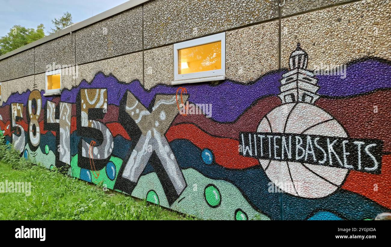 Graffiti sur la façade en béton d'agrégats apparents d'une salle de sport, Allemagne, Rhénanie du Nord-Westphalie, région de la Ruhr, Witten Banque D'Images