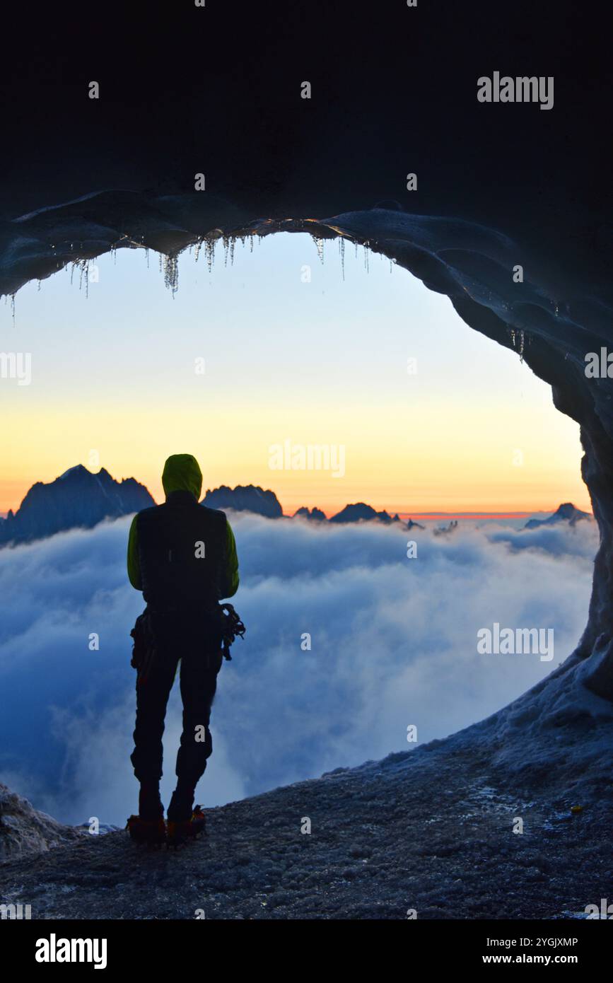 Descente des randonneurs de neige le matin depuis le sommet de l'aiguille du midi à 3842 mètres, en arrière-plan les aiguilles de Chamonix, France, Savoie, H. Banque D'Images