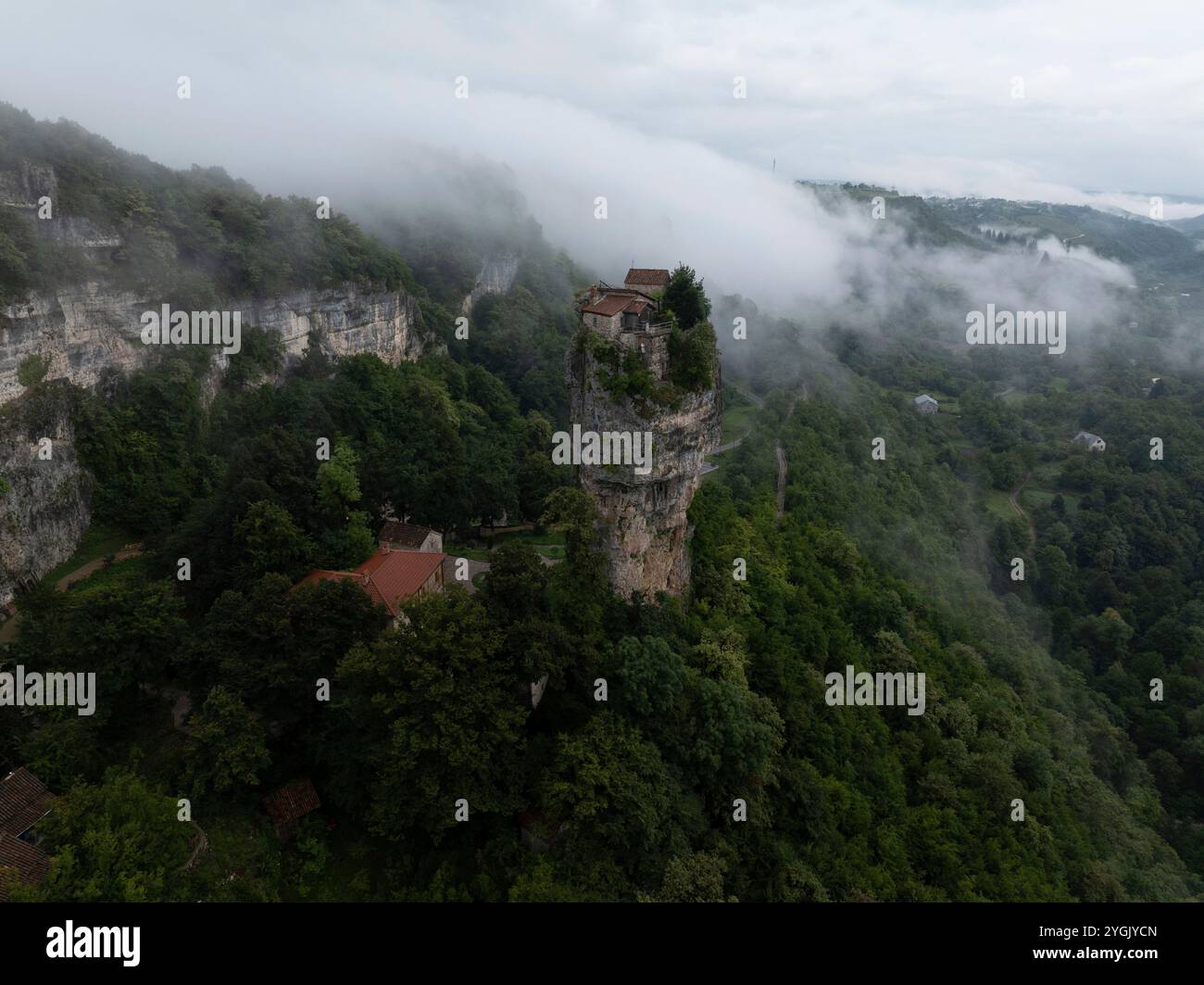 Monastère perché en Géorgie, pilier de Kazchi, falaise de calcaire près du village de Kazchi dans l'ouest de la Géorgie. Banque D'Images