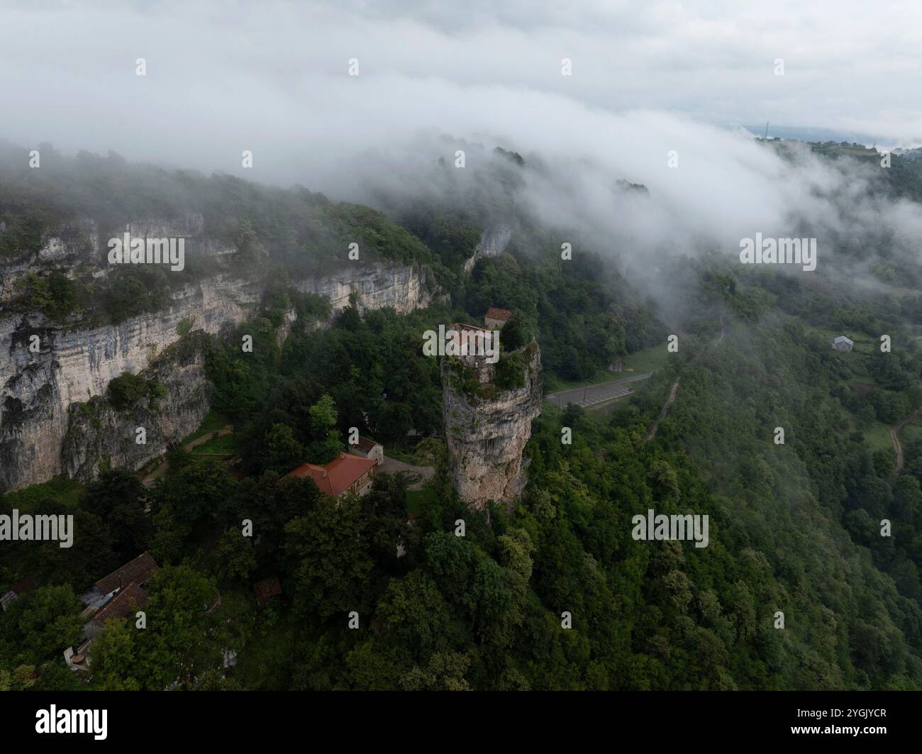 Monastère perché en Géorgie, pilier de Kazchi, falaise de calcaire près du village de Kazchi dans l'ouest de la Géorgie. Banque D'Images