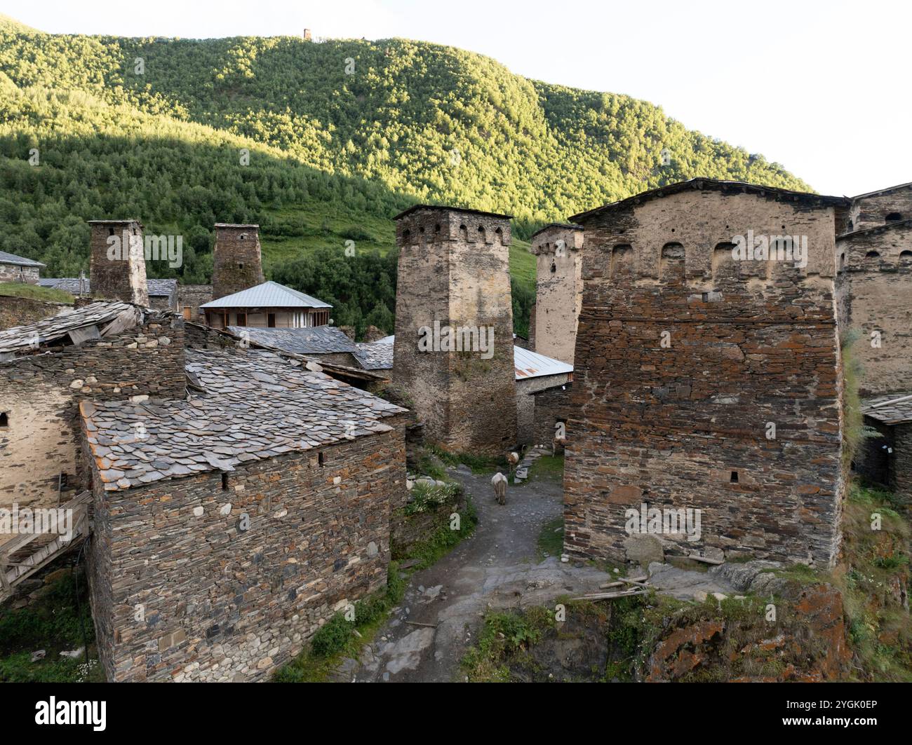 Village de montagne d'Ushguli avec ses vieilles tours de guet dans le Caucase, Géorgie (région de Svaneti). Banque D'Images