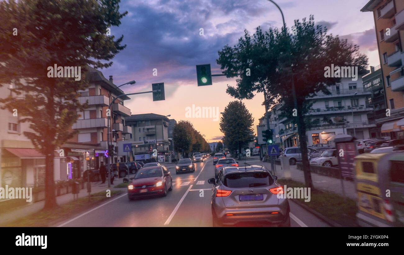 Italie, Vénétie, ville de belluno, trafic de voitures dans le centre à l'heure de pointe Banque D'Images