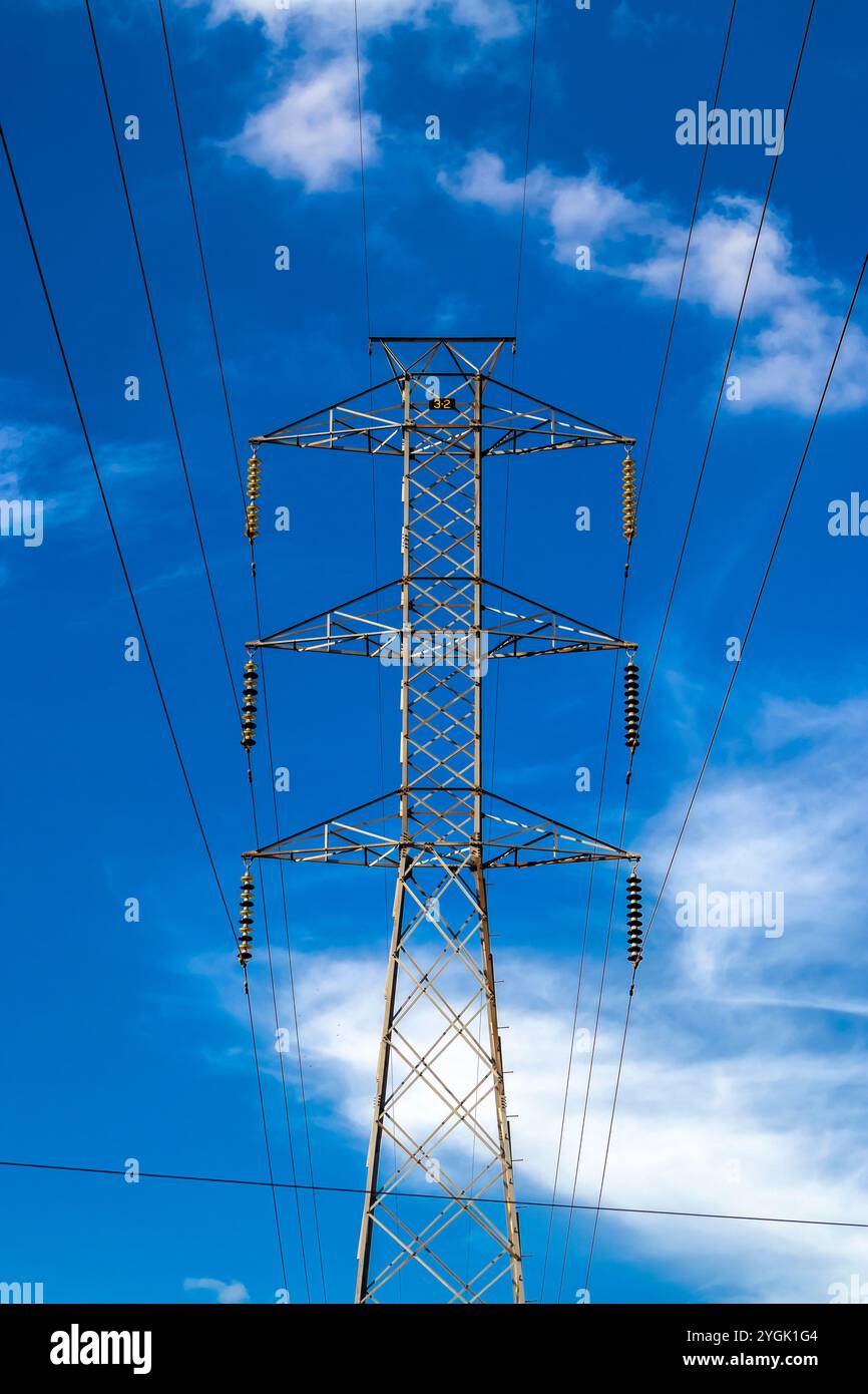 Tours haute tension sur fond de ciel bleu au Brésil Banque D'Images