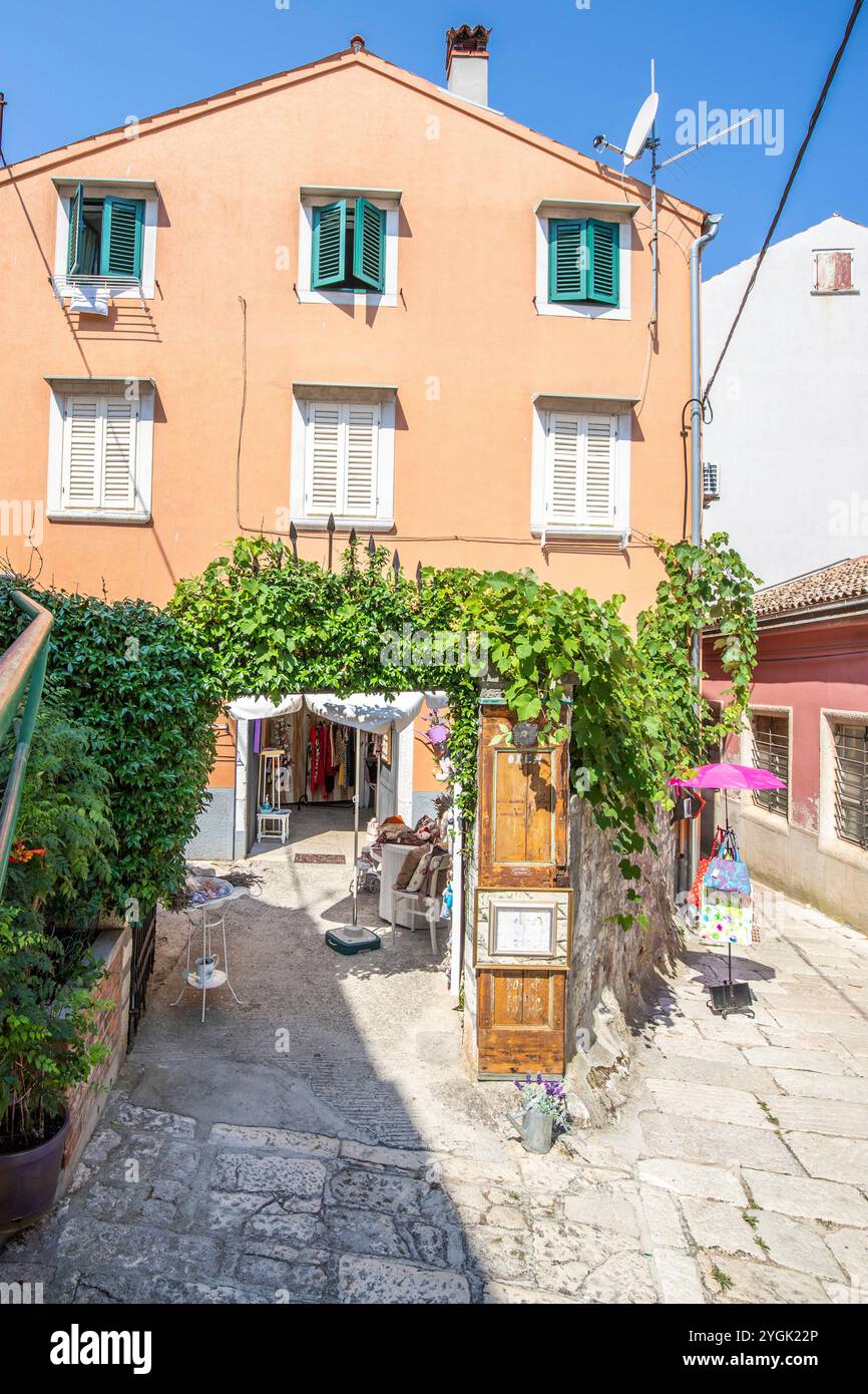 Vieilles rues historiques et de rêve. Belles maisons et magasins dans des lieux touristiques romantiques. Joliment aménagées rues et petites places à Rovinj, ist Banque D'Images