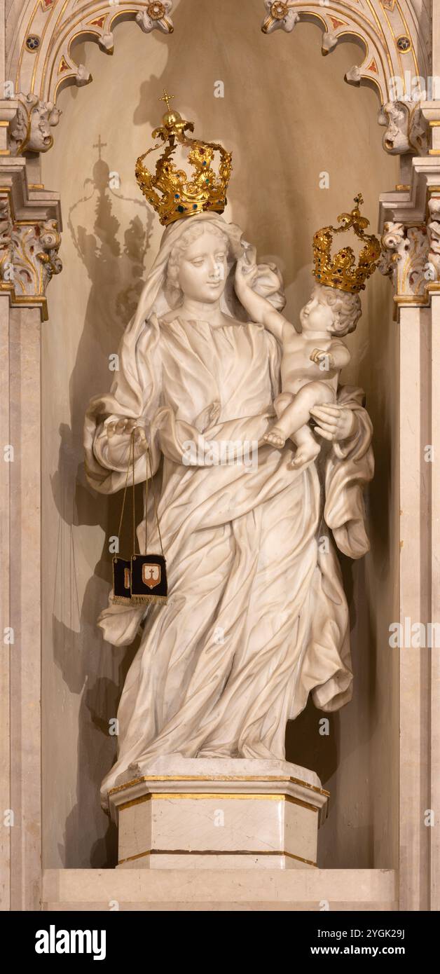 PAVIE, ITALIE - 8 SEPTEMBRE 2024 : la statue en marbre de la Vierge de Scapular dans l'église Chiesa di Santa Maria del Carmine par scultore Sassi Banque D'Images