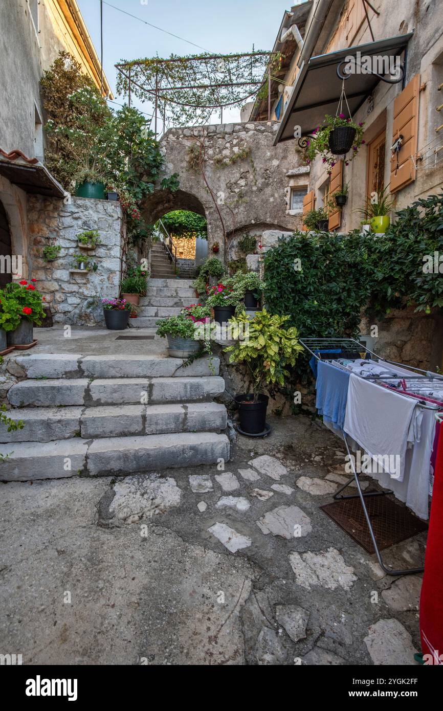 Vieilles rues historiques et de rêve. Belles maisons et magasins dans des lieux touristiques romantiques. Joliment aménagées rues et petites places à Brsec, ISTR Banque D'Images