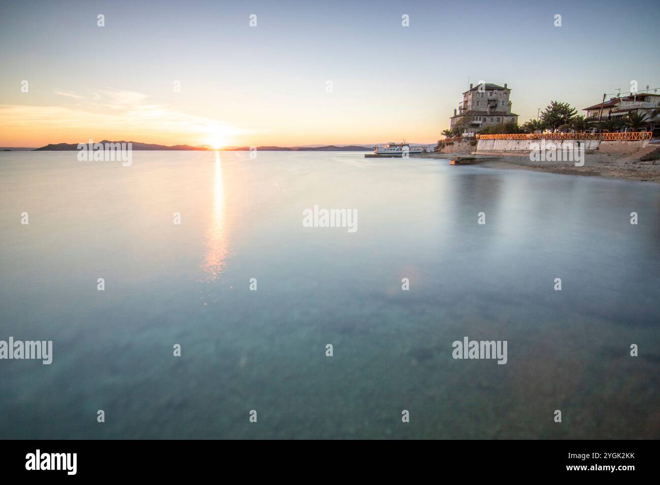 Forêt en Suède avec maisons abandonnées d'une mine. Forêt de bouleaux et de pins au soleil en été. Paysage photographié dans la nature près d'Amal Suède Banque D'Images