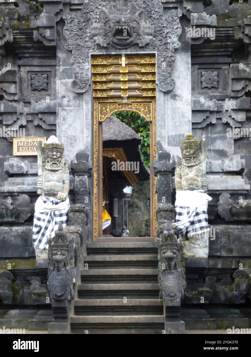 Complexe de temple de la foi hindoue. Temple en pierre de lave devant une grotte sacrée de chauves-souris du temple Goa Lawah, Bali, Indonésie Banque D'Images