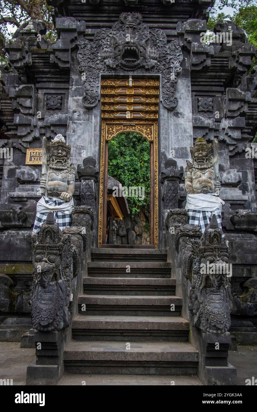 Complexe de temple de la foi hindoue. Temple en pierre de lave devant une grotte sacrée de chauves-souris du temple Goa Lawah, Bali, Indonésie Banque D'Images