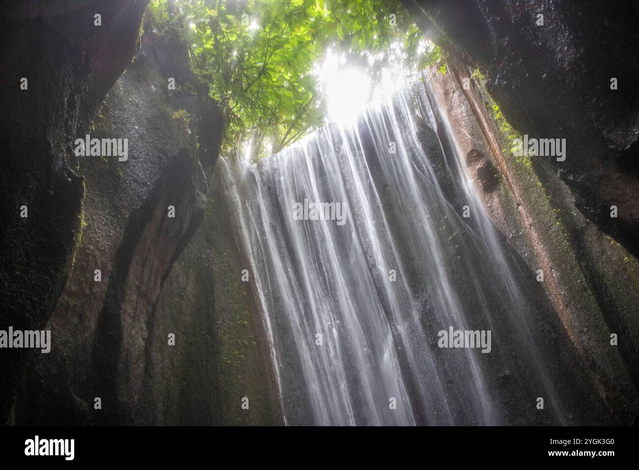 Cascade dans un canyon tropical naturel. Belle rivière cachée et cascade Tukad Cepung Cascade à Bali, Indonésie Banque D'Images