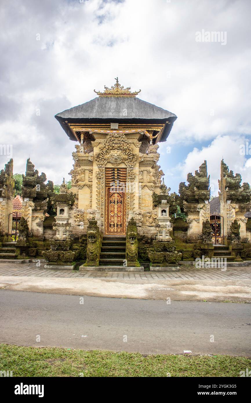 Beau temple classique, comme on peut le trouver dans chaque village. Foi hindoue sur l'île de vacances de Bali, Indonésie Banque D'Images