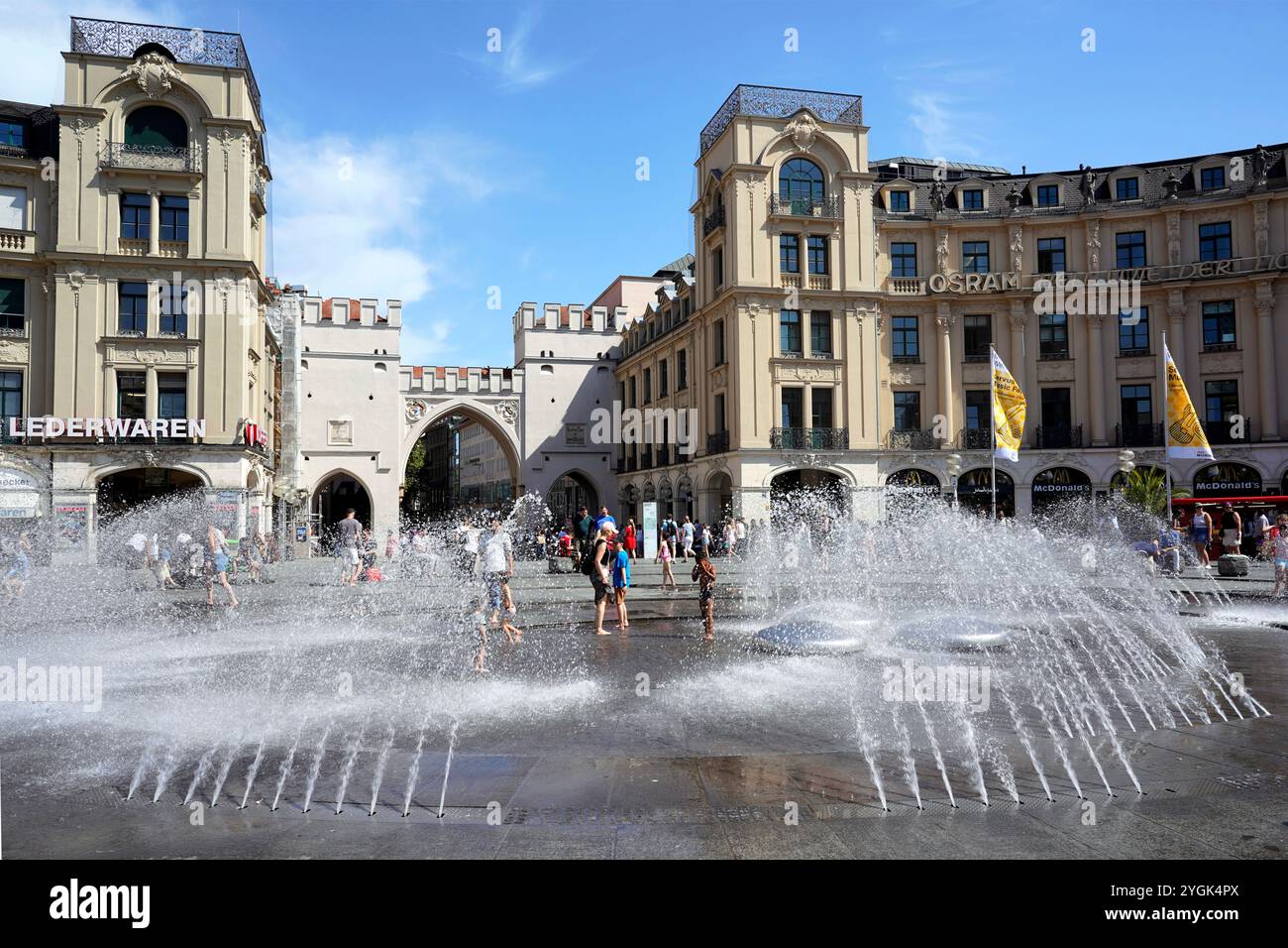 Allemagne, Bavière, Munich, Karlsplatz, Stachus, fontaine, enfants jouant, été, chaleur, rafraîchissement, refroidissement, Banque D'Images