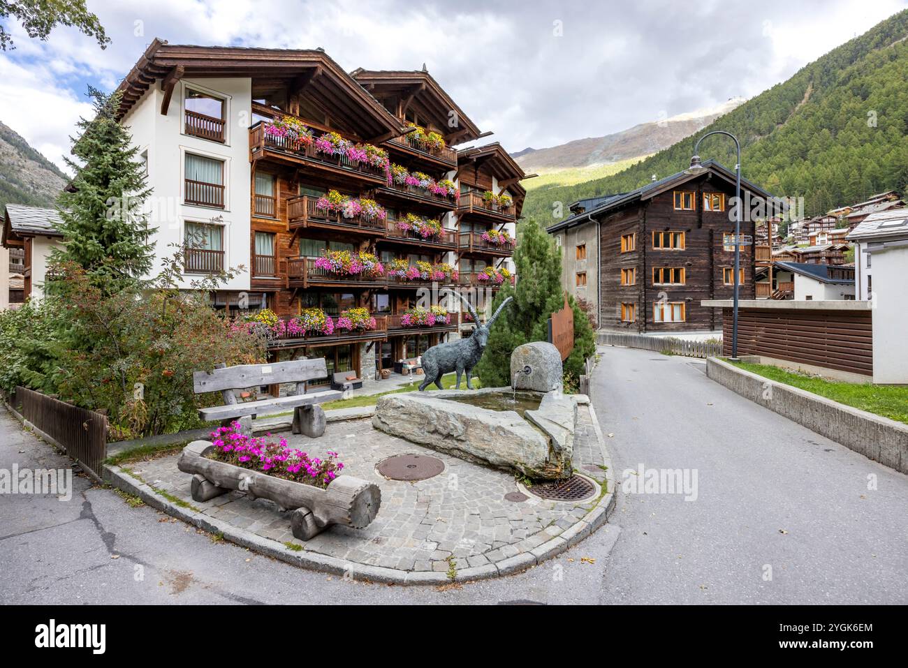 Rue dans le village de Lauterbrunnen dans le canton de Berne en Suisse Banque D'Images