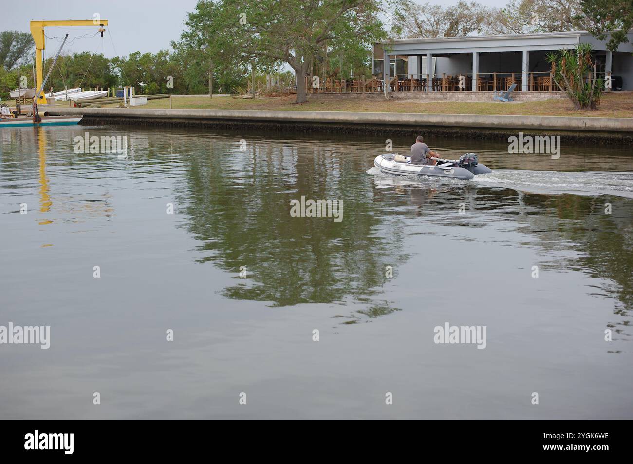 Usage éditorial exclusif, 7 novembre 2024. Gulfport, Floride, États-Unis. Les lignes de front de mer vue sur la digue à travers la sortie de Boca Ciega Bay jusqu'au petit bateau à moteur qui sort Banque D'Images