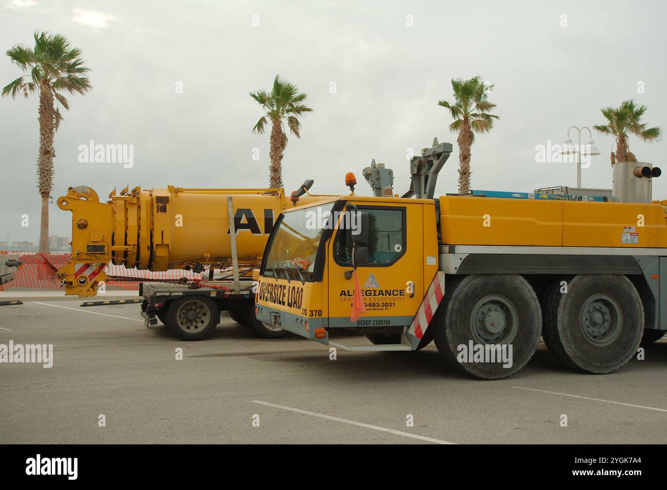 Usage éditorial exclusif, 7 novembre 2024. Gulfport, Floride, États-Unis. Des pièces de grue jaune tout-terrain d'Allegiance Crane & Equipment seront utilisées pour aider à la cueillette Banque D'Images