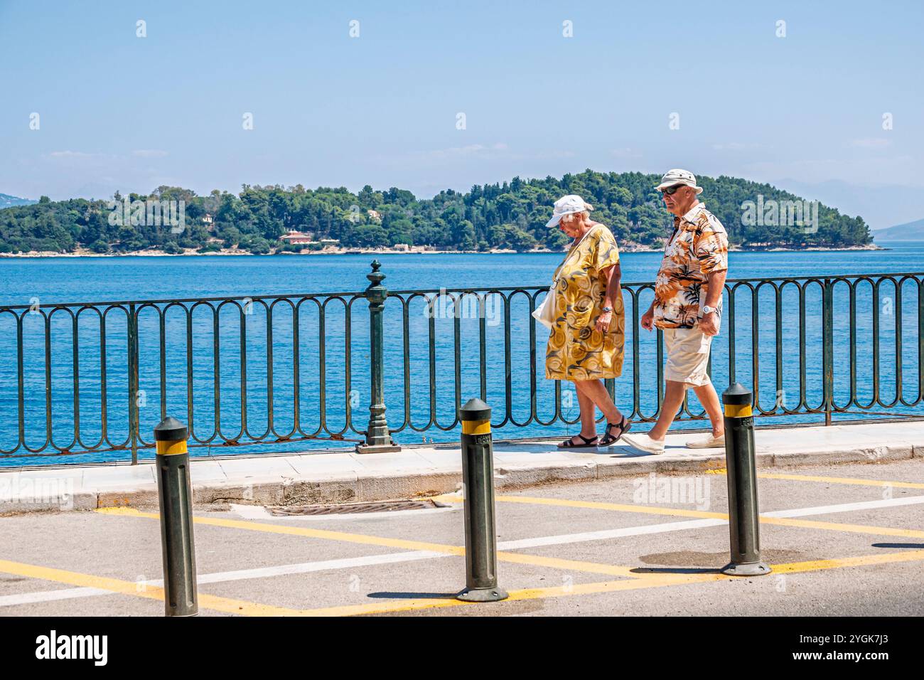 Corfou Grèce, vieille ville Kerkyra Palaio poli, détroit de la mer Ionienne méditerranéenne de Corfou, rue Arseniou, vue panoramique sur l'eau vista surplombent, piétons Wal Banque D'Images