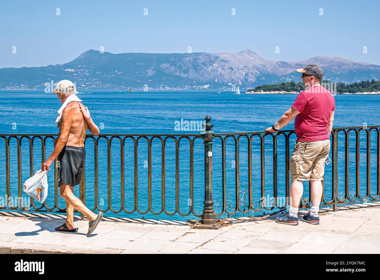 Corfou Grèce, vieille ville Kerkyra Palaio poli, détroit de la mer Ionienne méditerranéenne de Corfou, rue Arseniou, vue panoramique sur l'eau vista Overlook, hommes seniors Banque D'Images