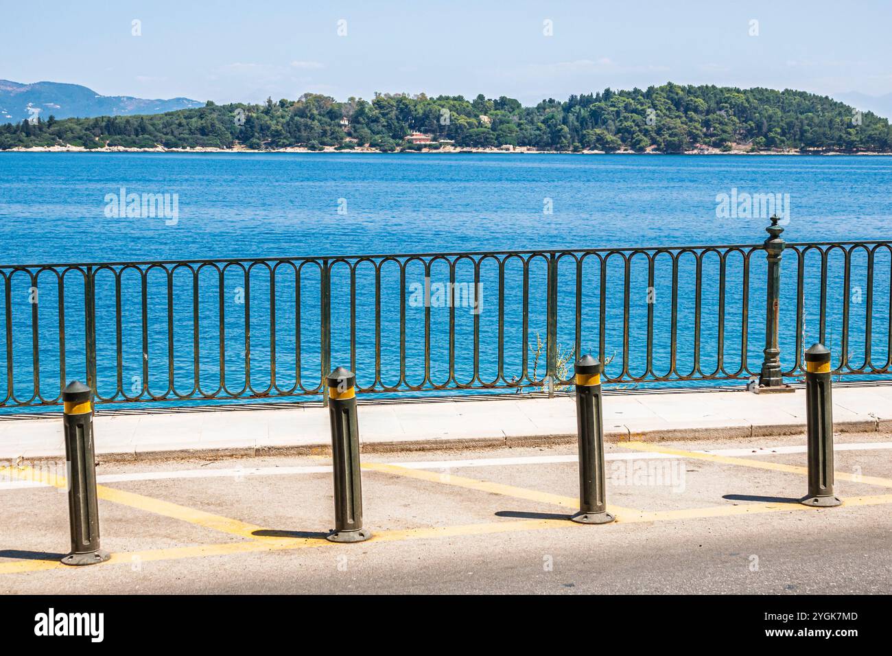 Corfou Grèce, vieille ville Kerkyra Palaio poli, détroit de la mer Ionienne méditerranéenne de Corfou, rue Arseniou, vue panoramique sur l'eau vista Overlook, Europe grecque UE Banque D'Images