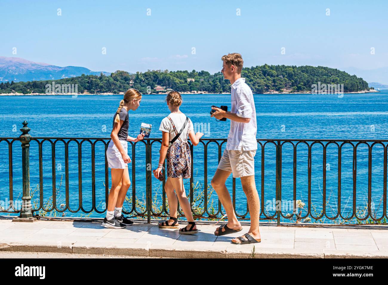 Corfou Grèce, vieille ville Kerkyra Palaio poli, détroit de la mer Ionienne méditerranéenne de Corfou, Arseniou Street, vue panoramique sur l'eau vista Overlook, ados garçons filles Banque D'Images