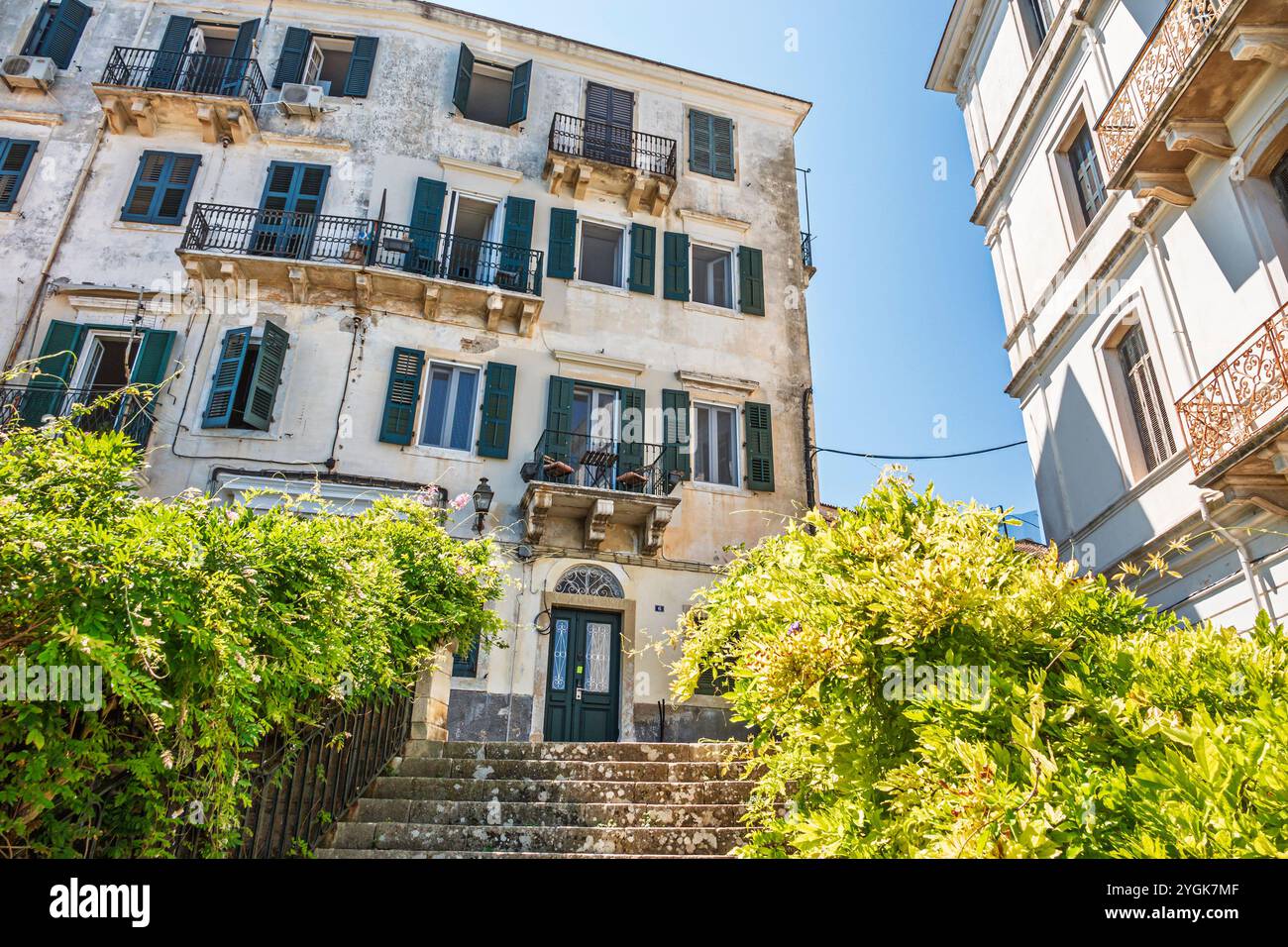 Corfou Grèce,,vieille ville Kerkyra Palaio poli,Arseniou Street,entrée extérieure,immeuble résidentiel,Europe grecque UE,voyage de visiteurs tr Banque D'Images