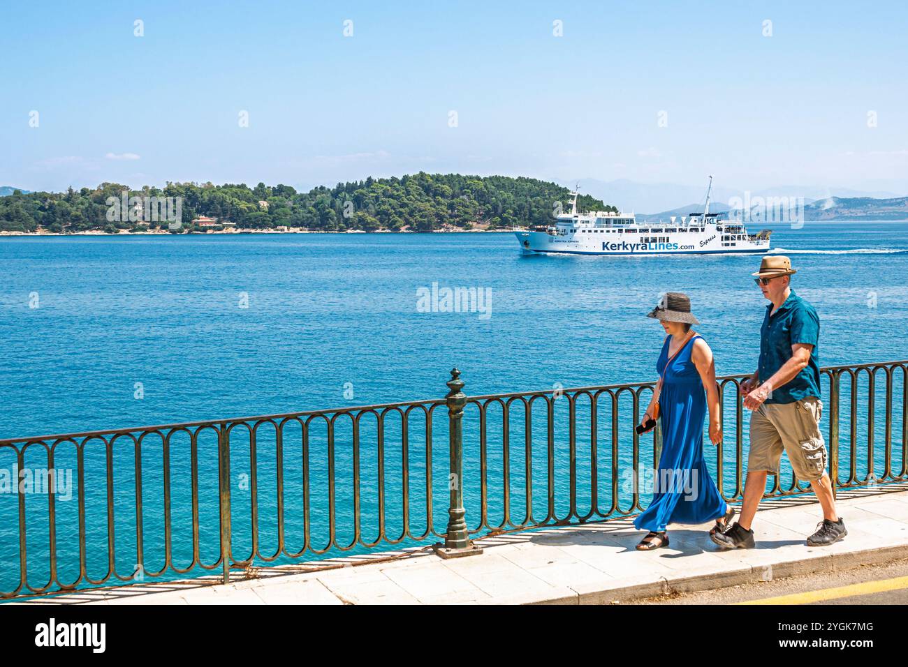 Corfou Grèce, vieille ville Kerkyra Palaio poli, détroit de la mer Ionienne méditerranéenne de Corfou, Arseniou Street, vue panoramique sur l'eau vista Overlook, homme homme mâle, WO Banque D'Images
