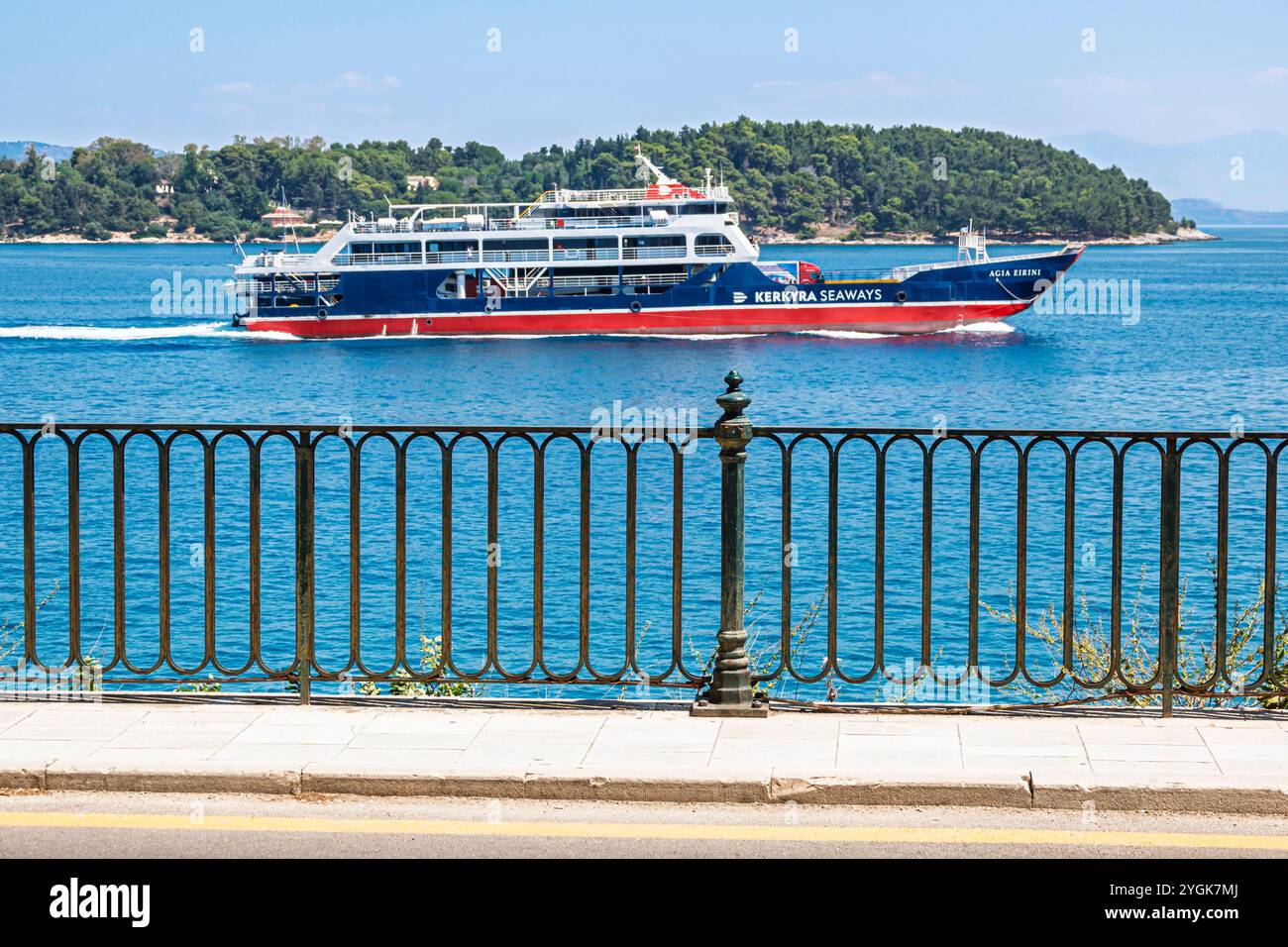 Corfou Grèce, vieille ville Kerkyra Palaio poli, détroit de la mer Ionienne méditerranéenne de Corfou, quittant Port Corfou, rue Arseniou, vue panoramique sur l'eau vista overl Banque D'Images