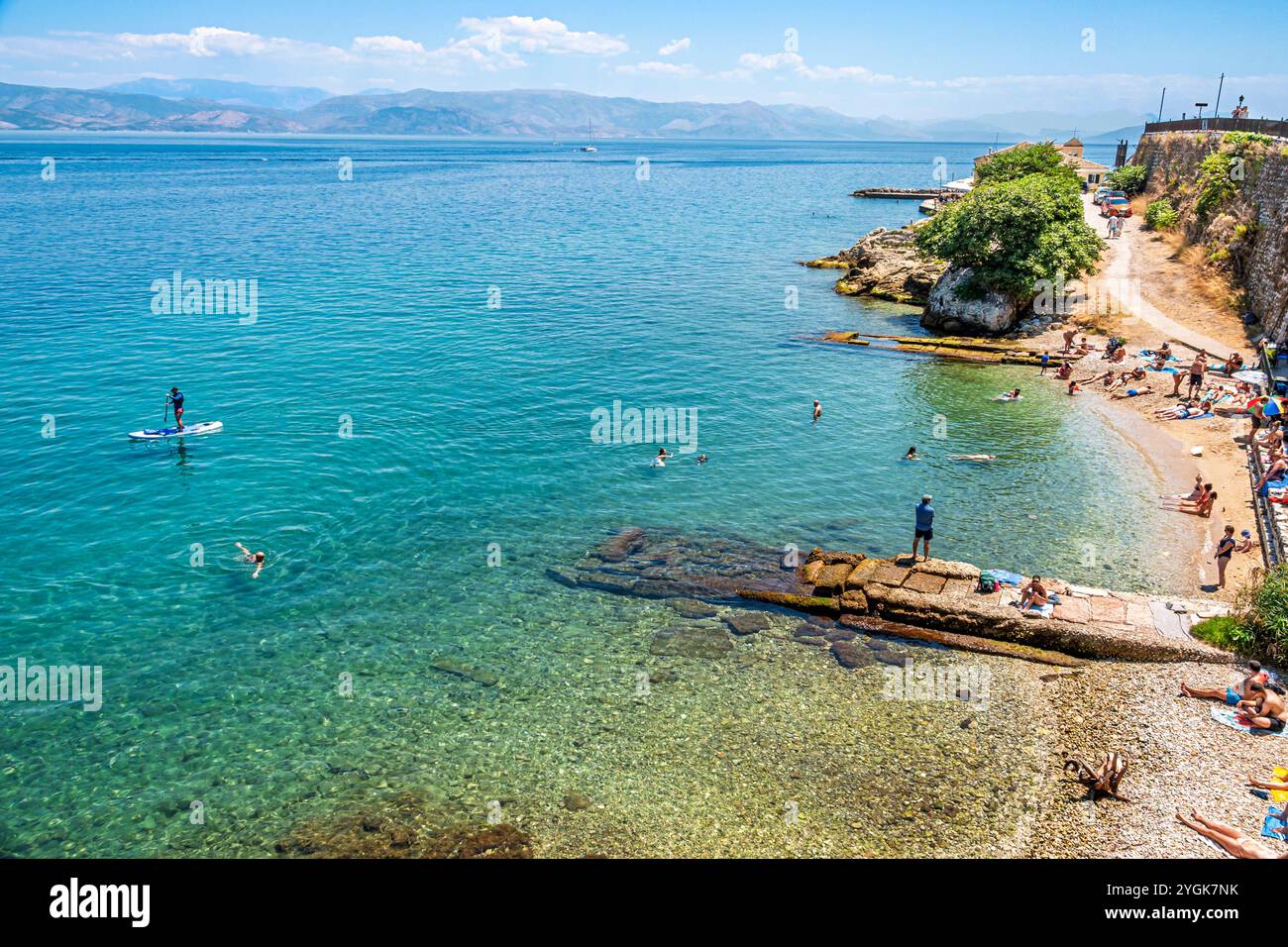 Corfou Grèce, vieille ville Kerkyra Palaio poli, mer Ionienne méditerranéenne détroit de Corfou, plage de Kerkira, rue Arseniou, vue panoramique sur l'eau vista Overlook, m Banque D'Images