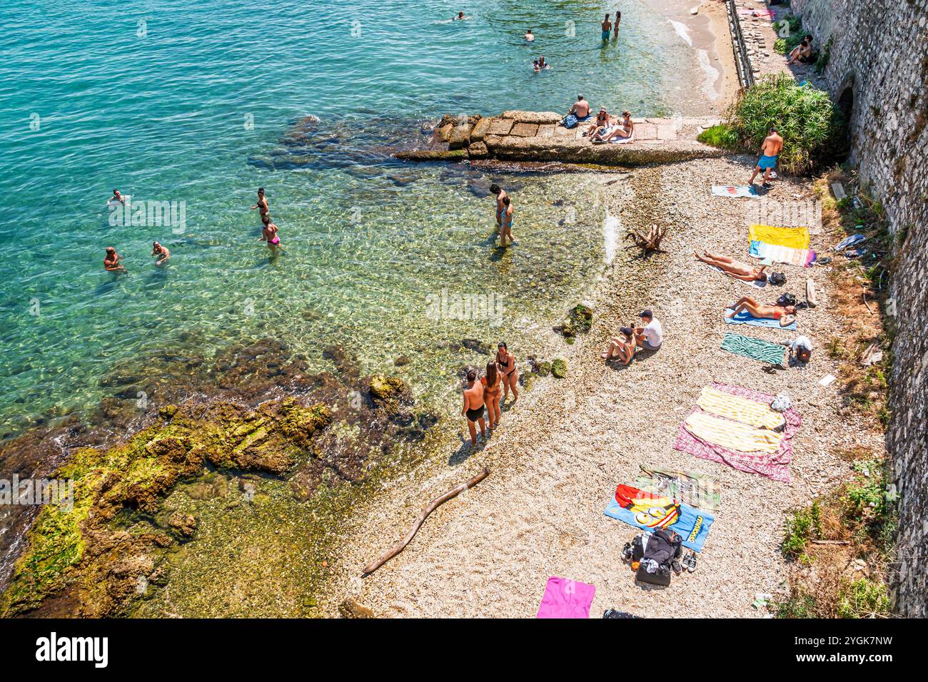 Corfou Grèce, vieille ville Kerkyra Palaio poli, mer Ionienne méditerranéenne détroit de Corfou, plage de Kerkira, rue Arseniou, vue panoramique sur l'eau vista Overlook, m Banque D'Images