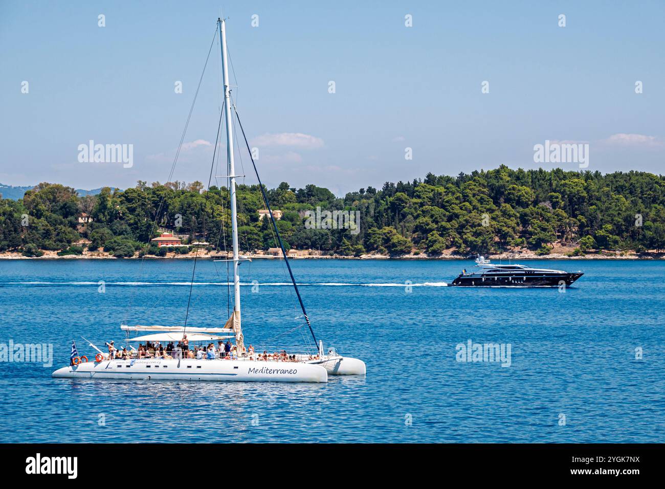 Corfou Grèce, vieille ville Kerkyra Palaio poli, détroit de la mer Ionienne méditerranéenne de Corfou, Arseniou Street, vue panoramique sur l'eau vista Overlook, homme homme mâle, WO Banque D'Images
