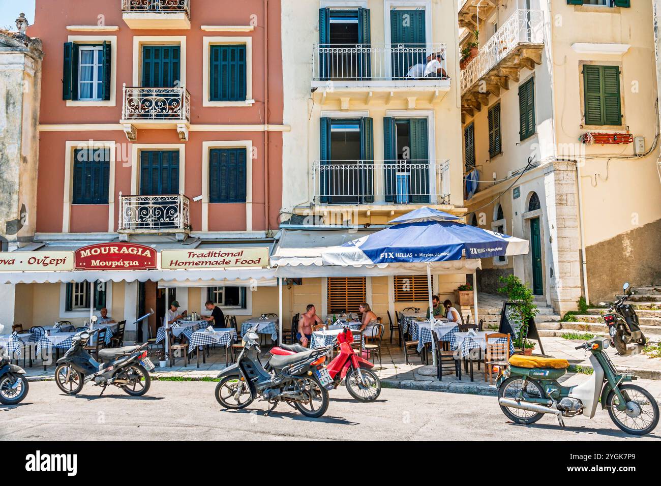 Corfou Grèce, vieille ville Kerkyra Palaio poli, rue Arseniou, homme hommes hommes, femme femmes couples femmes, extérieur, restaurant café Mouragia, al fresco Banque D'Images