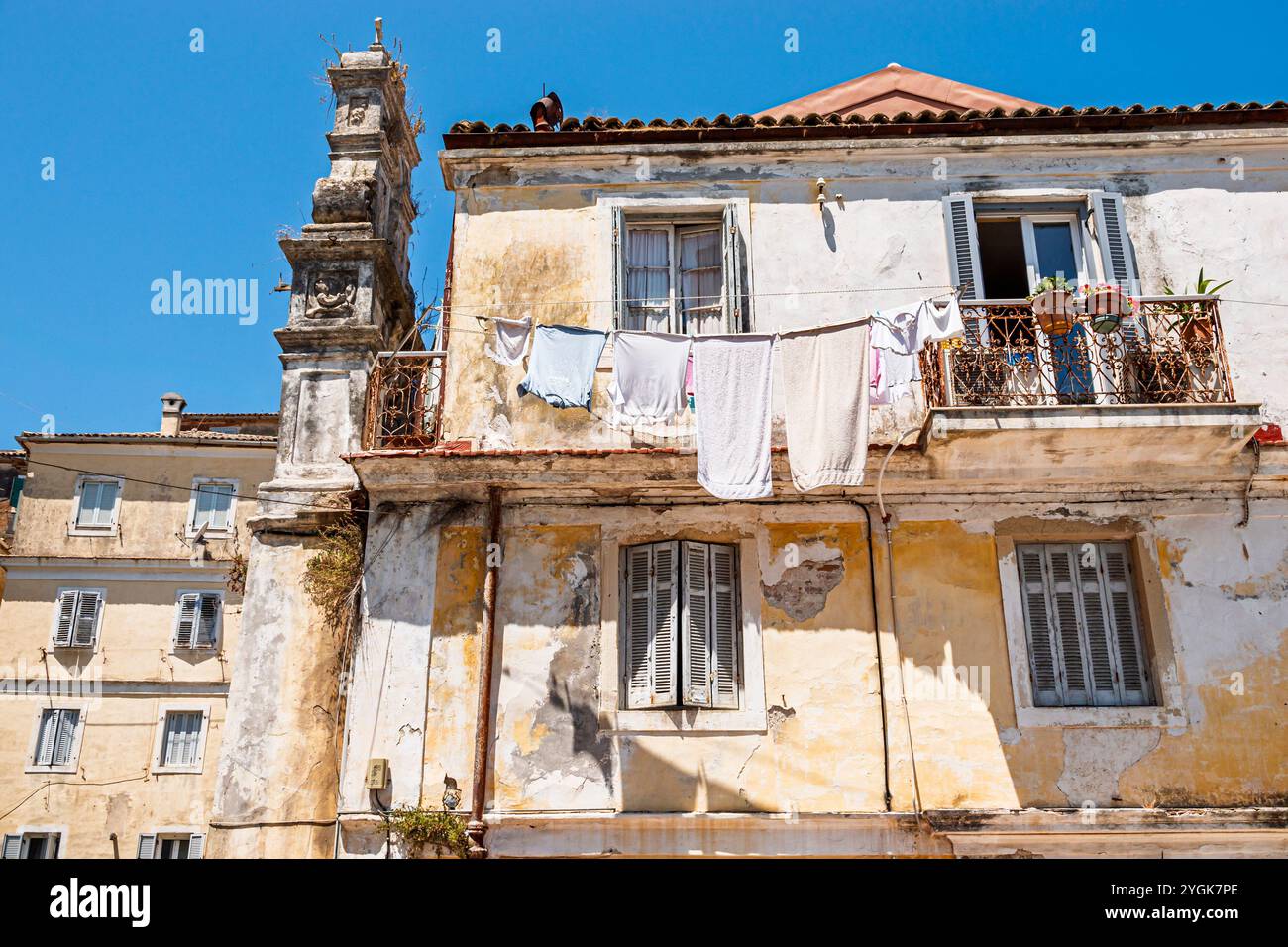 Corfou Grèce, vieille ville Kerkyra Palaio poli, près de la rue Arseniou, extérieur, immeubles résidentiels, blanchisserie suspendue, Europe grecque UE, visito Banque D'Images