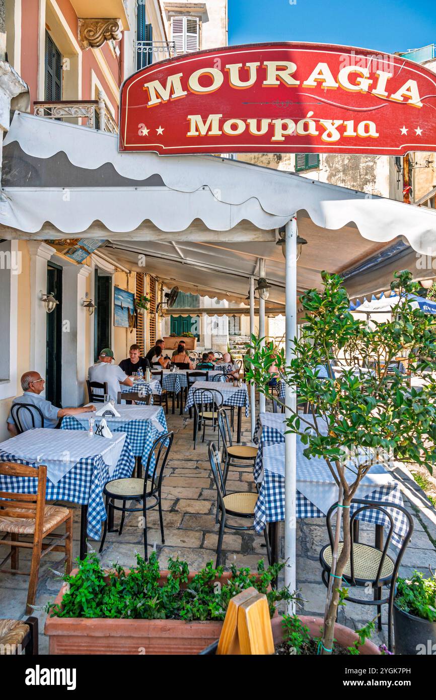 Corfou Grèce, vieille ville Kerkyra Palaio poli, rue Arseniou, homme hommes hommes, femme femme femme, famille de couple, restaurant de café Mouragia, al fresco repas, tabl Banque D'Images