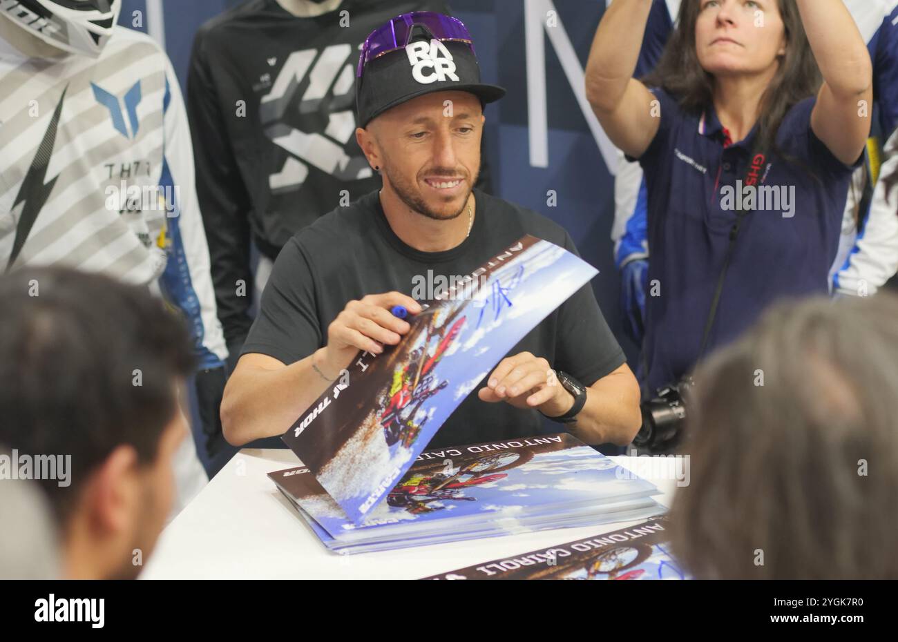 Antonio Cairoli, alias Tony, rencontre les fans et signe des autographes à l’EICMA, la 81e édition du salon de la moto. Banque D'Images