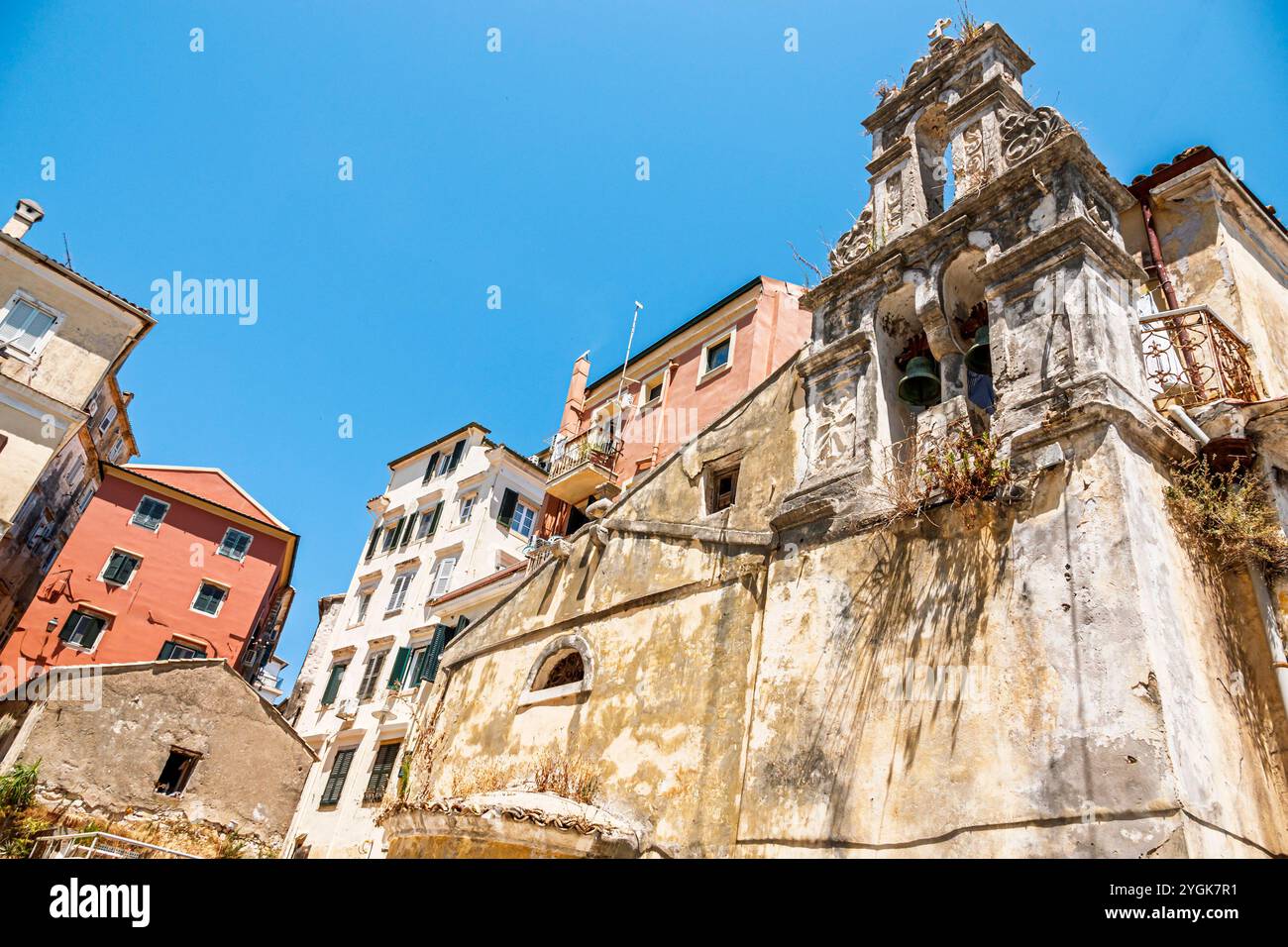 Corfou Grèce, vieille ville Kerkyra Palaio poli, près de la rue Arseniou, extérieur, immeubles résidentiels, vieux clocher d'église, grec Banque D'Images
