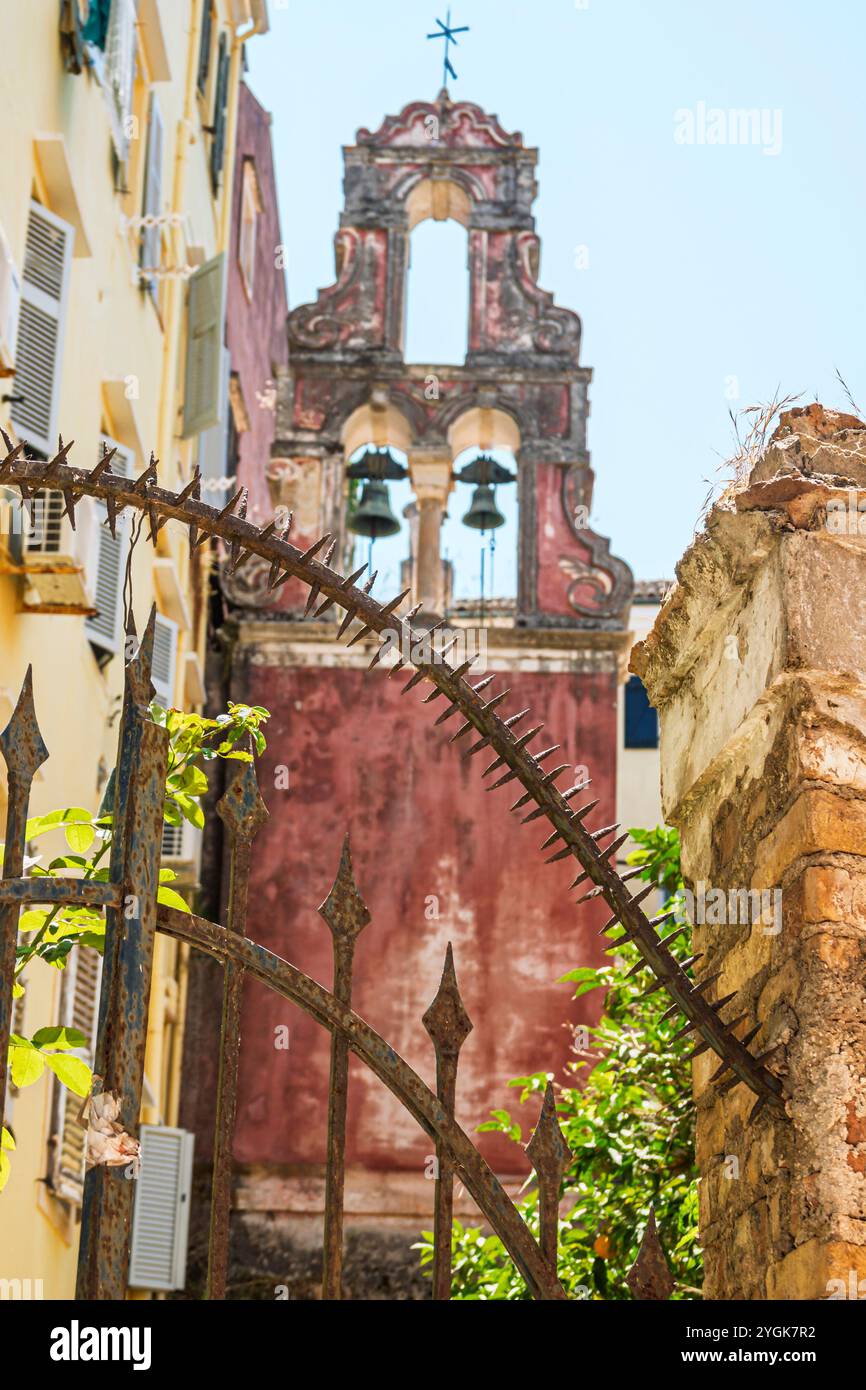 Corfou Grèce, vieille ville Kerkyra Palaio poli, près de la rue Arseniou, extérieur, vieille église grecque orthodoxe clocher clocher clocher, porte de fer barbelés s Banque D'Images