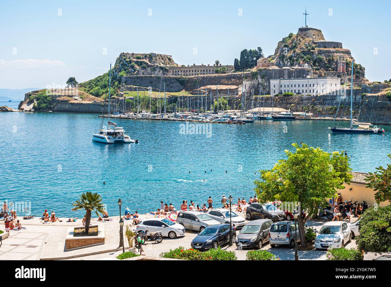 Corfou Grèce, vieille ville Kerkyra Palaio poli, détroit de la mer Ionienne méditerranéenne de Corfou, Arseniou Street, vue panoramique sur l'eau vista Overlook, homme homme mâle, WO Banque D'Images