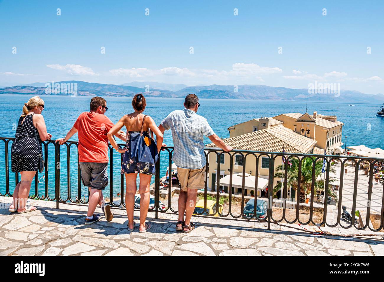 Corfou Grèce, vieille ville Kerkyra Palaio poli, détroit de la mer Ionienne méditerranéenne de Corfou, Arseniou Street, vue panoramique sur l'eau vista Overlook, homme homme mâle, WO Banque D'Images