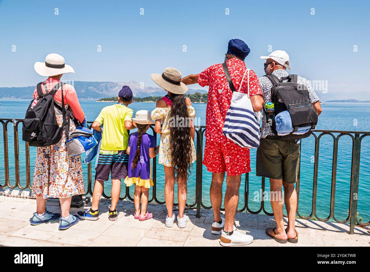 Corfou Grèce, vieille ville Kerkyra Palaio poli, détroit de la mer Ionienne méditerranéenne de Corfou, rue Arseniou, vue panoramique sur l'eau vista Overlook, homme sikh asiatique Banque D'Images