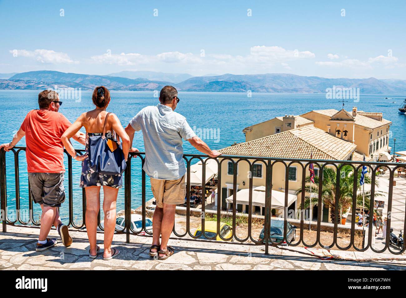 Corfou Grèce, vieille ville Kerkyra Palaio poli, détroit de la mer Ionienne méditerranéenne de Corfou, Arseniou Street, vue panoramique sur l'eau vista Overlook, homme homme mâle, WO Banque D'Images