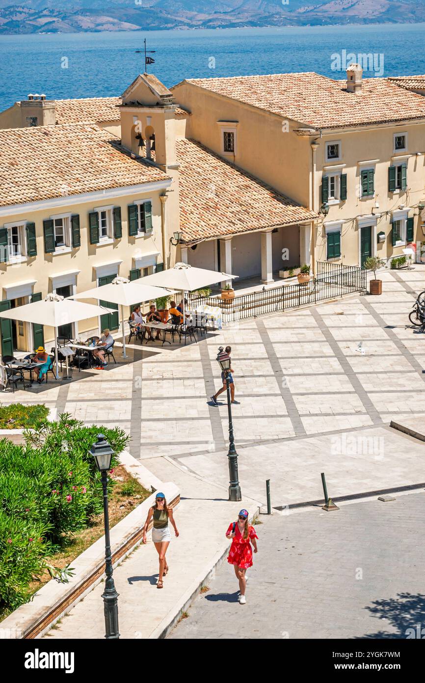 Corfou Grèce, vieille ville Kerkyra Palaio poli, détroit de la mer Ionienne méditerranéenne de Corfou, Arseniou Street, vue panoramique sur l'eau vista Overlook, homme homme mâle, WO Banque D'Images