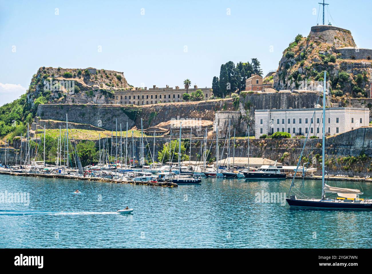 Corfou Grèce, vieille ville Kerkyra Palaio poli, détroit de la mer Ionienne méditerranéenne de Corfou, Arseniou Street, vue panoramique sur l'eau vista Overlook, vieille forteresse Fo Banque D'Images