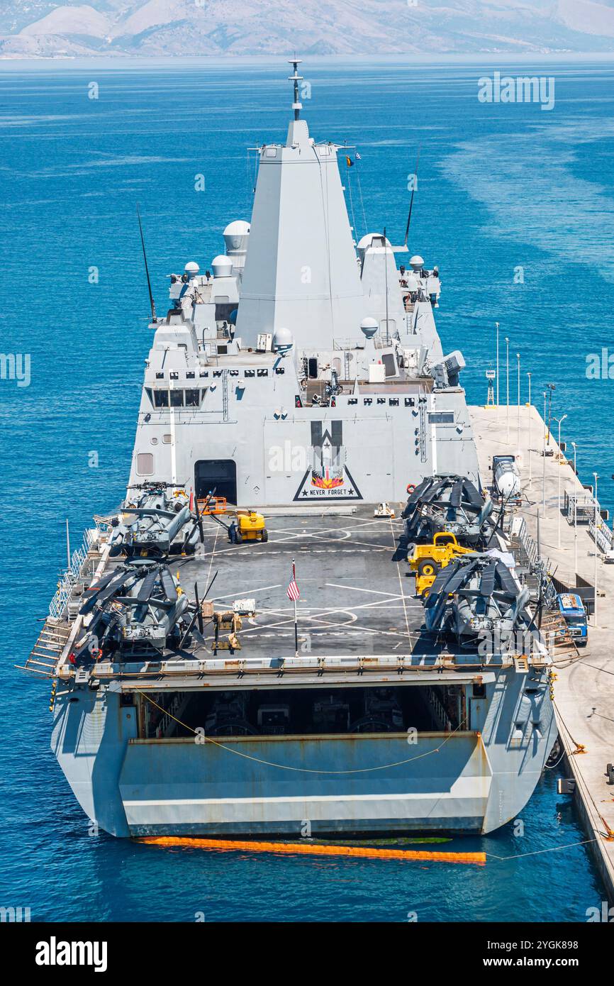 Corfou Grèce, itinéraire du détroit de la mer Ionienne méditerranéenne de Corfou, Port Corfou, USS Arlington, LPD-24 San Antonio-class navire amphibie de transport Banque D'Images