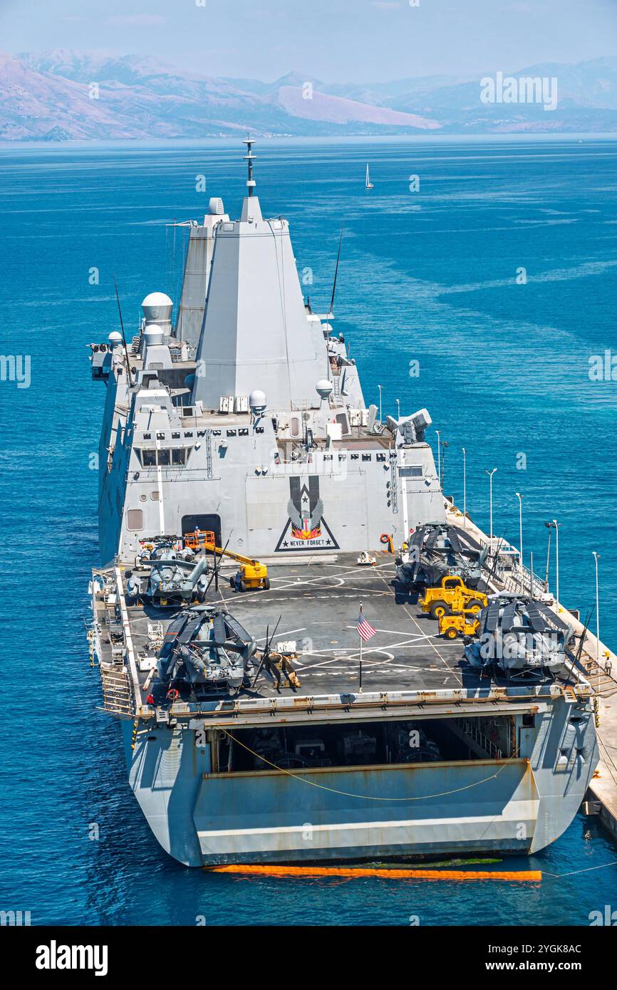 Corfou Grèce, itinéraire du détroit de la mer Ionienne méditerranéenne de Corfou, Port Corfou, USS Arlington, LPD-24 San Antonio-class navire amphibie de transport Banque D'Images