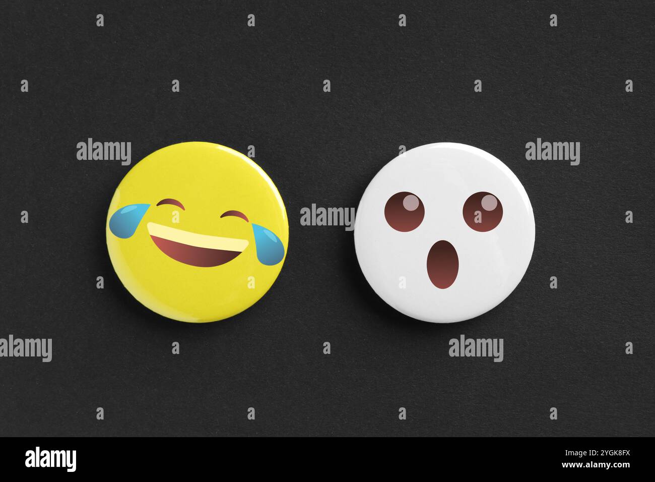 Badges affichant différentes émotions sur fond noir Banque D'Images