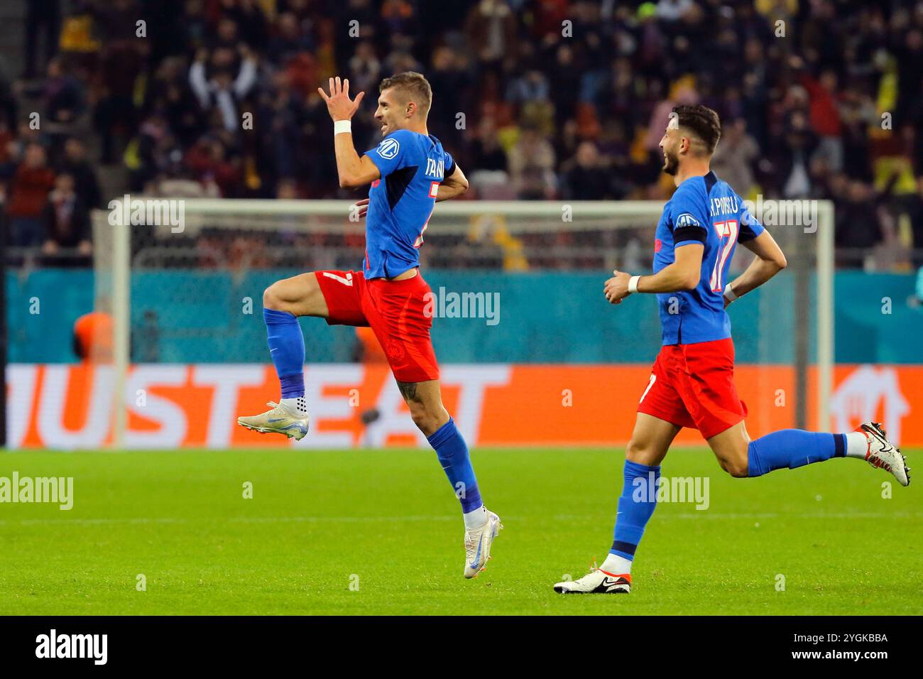 Bucarest, Roumanie. 7 novembre 2024. Florin Tanase (l) de la FCSB célèbre le but lors d'un match de l'UEFA Europa League entre la FCSB et Midtjylland à Bucarest, Roumanie, le 7 novembre 2024. Crédit : Cristian Cristel/Xinhua/Alamy Live News Banque D'Images