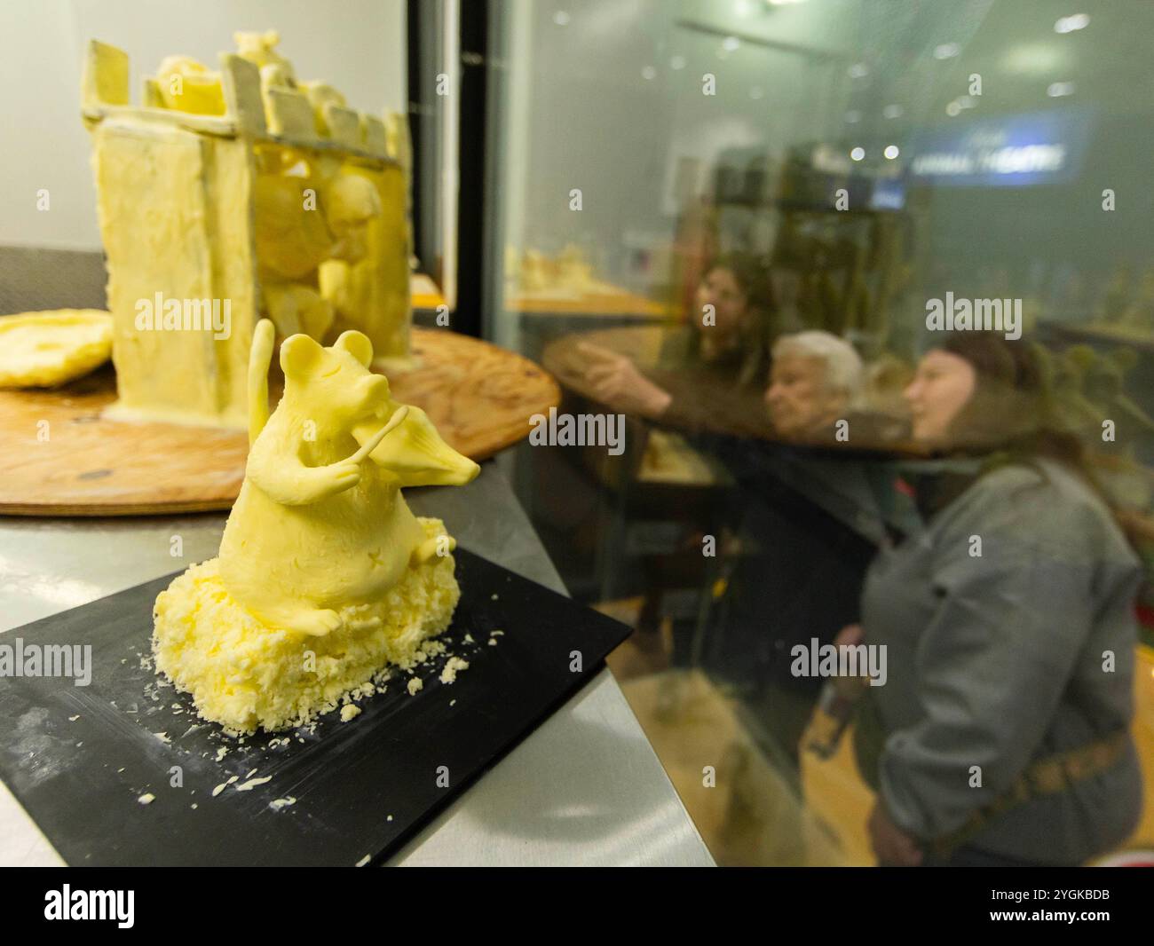 Toronto, Canada. 7 novembre 2024. Les gens regardent des sculptures de beurre à l'événement Gay Lea's Butter Sculpting Showdown de la Royal Agricultural Winter Fair 2024 à Toronto, Canada, on 7 novembre 2024. Crédit : Zou Zheng/Xinhua/Alamy Live News Banque D'Images