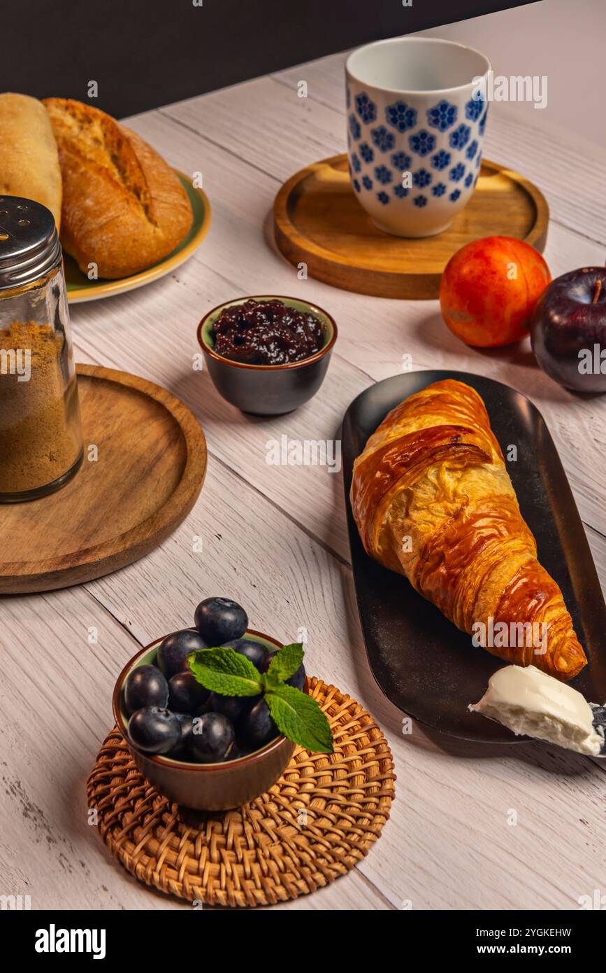 Saveur contrastée : la douceur des croissants et l'acidité des myrtilles créent une combinaison de saveurs irrésistible Banque D'Images