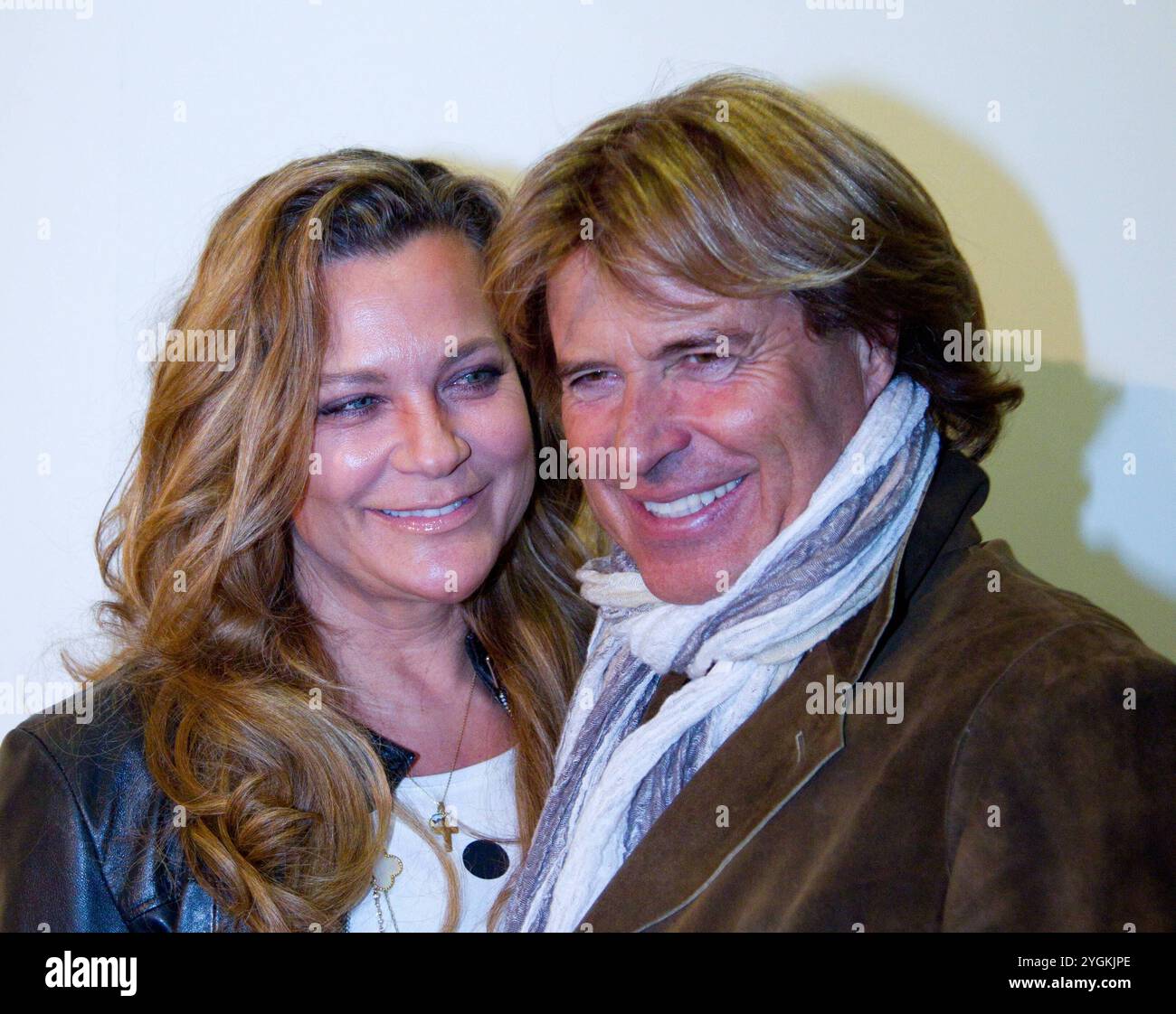 Saenger Hansi Hinterseer mit Ehefrau Romana AUT - ARD Liveshow Das Winterfest der fliegenden Stars 2012 aus der Erdgas Arena Riesa *** chanteur Hansi Hinterseer avec sa femme Romana AUT ARD live show Das Winterfest der fliegenden Stars 2012 de l'Erdgas Arena Riesa Banque D'Images