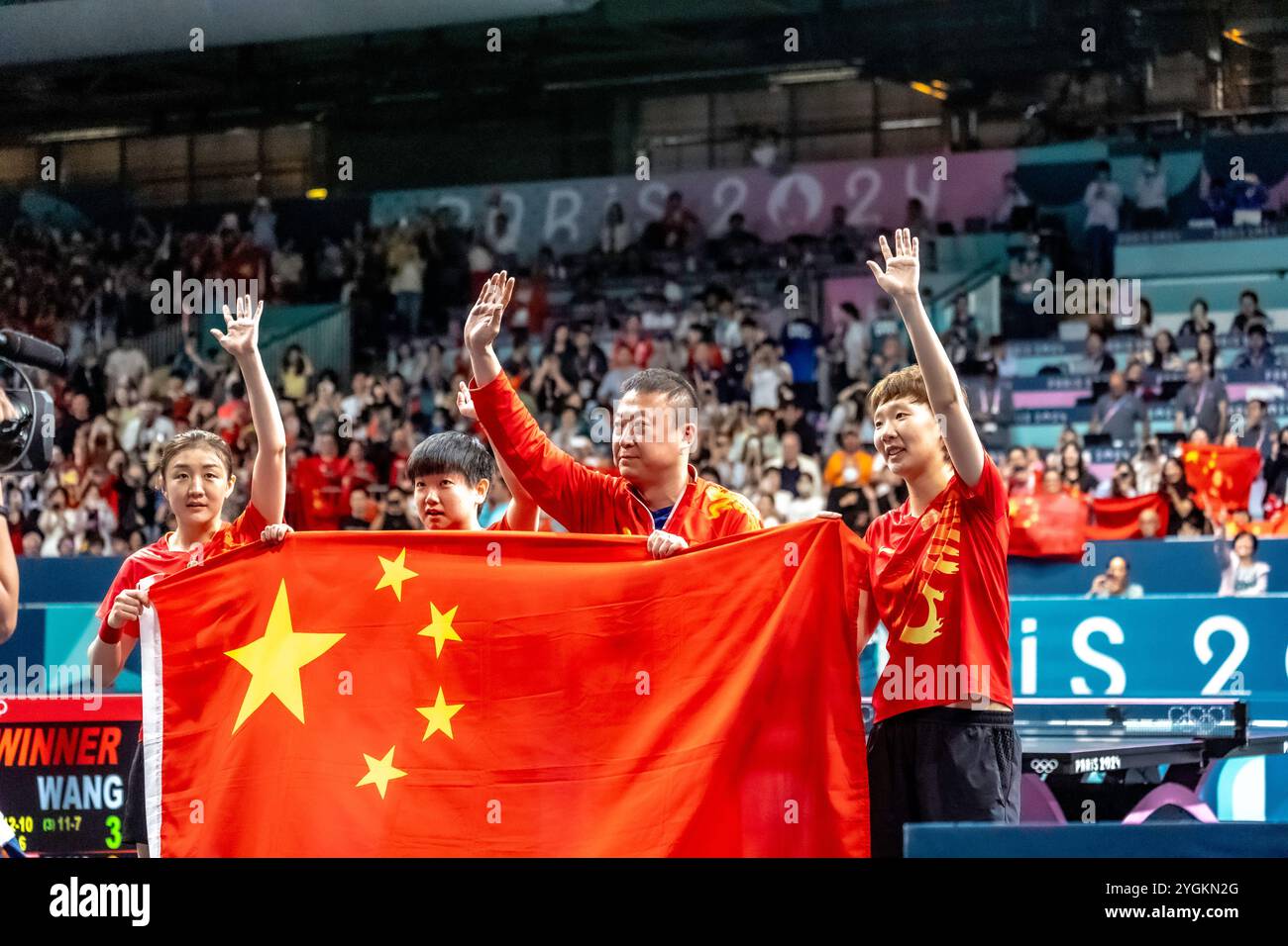 Tennis de table – match pour la médaille d'or par équipe féminine. Équipe de Chine, Champions olympiques, l-R-Chen Meng, Sun Yingsha, entraîneur Li Sun et Wang Manyu à l'Olym de 2024 Banque D'Images