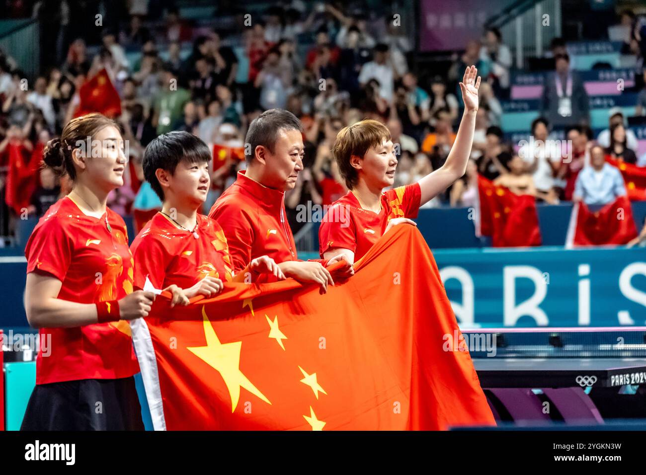 Tennis de table – match pour la médaille d'or par équipe féminine. Équipe de Chine, Champions olympiques, l-R-Chen Meng, Sun Yingsha, entraîneur Li Sun et Wang Manyu à l'Olym de 2024 Banque D'Images